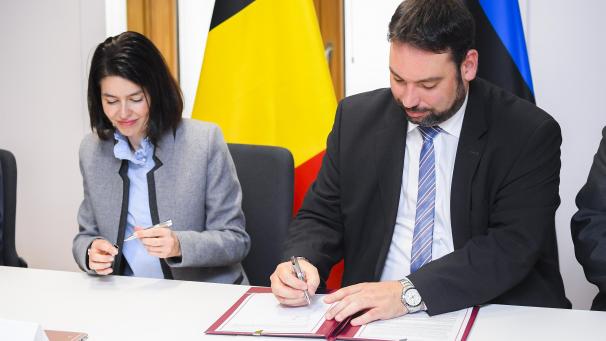 <p>DG-Bildungsminister Harald Mollers unterzeichnete eine Absichtserklärung über die Automatisierung der gegenseitigen Anerkennung von Hochschuldiplomen.</p>