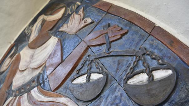 <p>Das Gericht sah den Vorwurf der Vergewaltigung als erwiesen und verurteilte den Angeklagten zu 30 Monaten Haft.</p>