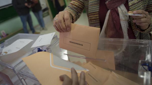 <p>Fast 37 Millionen Spanier sind aufgerufen, in 23 000 Wahllokalen ihre Stimme abzugeben.</p>