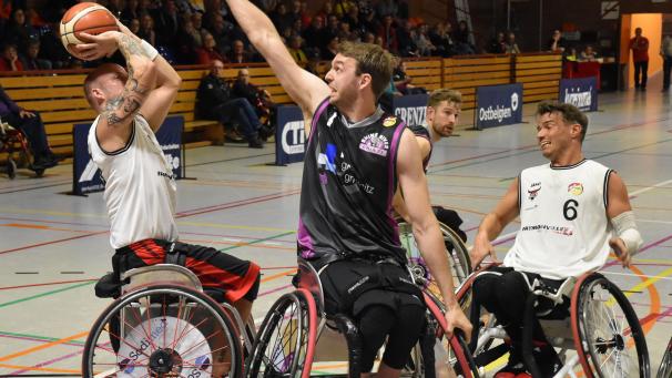 <p>Nach dem Ausscheiden von Lorenzo Boterberg (l.) in der 40. Minute (wegen fünftem persönlichem Foul) verloren die Roller Bulls Ostbelgien in Wiesbaden den Spielfaden.</p>