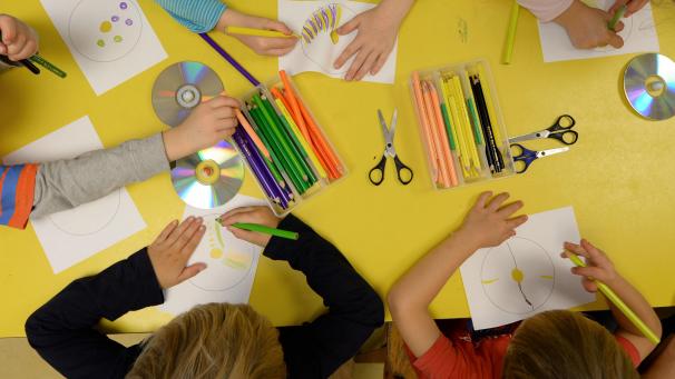 <p>Vorschulkinder basteln in einer Kindertagesstätte um das Thema „Farben“ zu erforschen.</p>