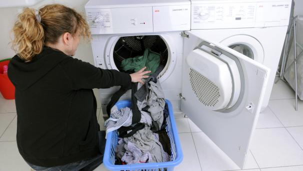 <p>Kleidung einfach so in die Maschine zu schmeißen, kann unschöne Folgen haben.</p>