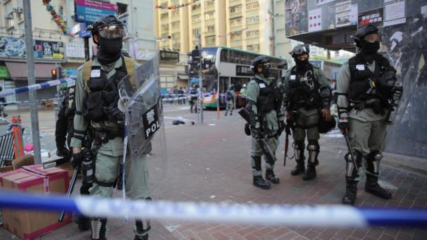 <p>Die Polizei setzte am Montagmorgen im Zentrum von Hongkong Tränengas gegen Demonstranten ein.</p>