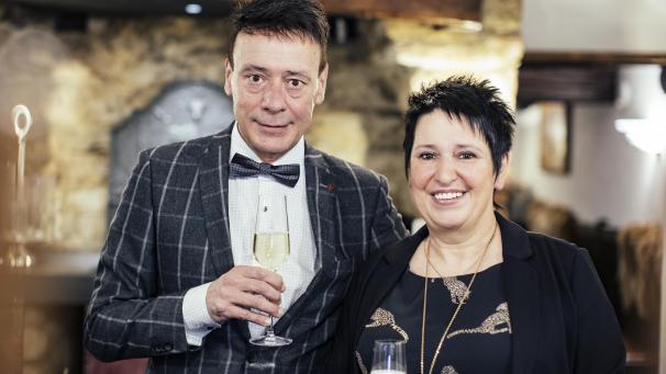 <p>Horst Mertes und seine Schwester Gisela, die das Lokal Amel-Mitte als Chefköchin leitet, hatten am Sonntagabend allen Grund zum Feiern. Einen Großteil der 5.012.664 Euro, die der Ameler Unternehmer am 24. September bei EuroMillions gewann, will er in den weiteren Ausbau des Ameler Gastronomiebetriebs investieren, den beide vor genau fünf Jahren eröffnet haben.</p>