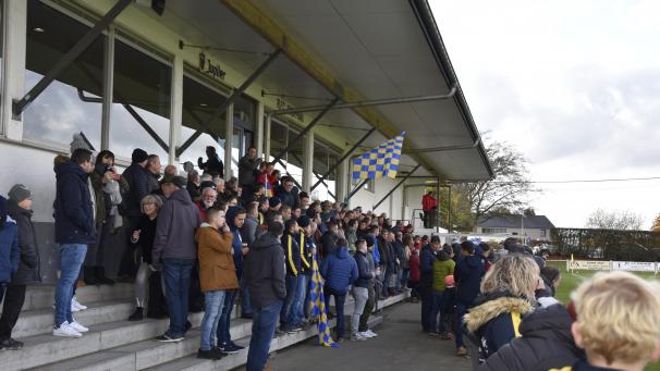 <p>Die zahlreichen Zuschauer – vor allem die Gästefans – sorgten für eine tolle Atmosphäre beim Derby zwischen Xhoffraix und Hautes Fagnes.</p>