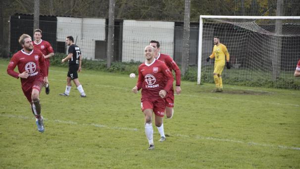 <p>Die beiden Matchwinner aufseiten der RUS Emmels: Benoit Spee (l.) und Cédric Ponsard (vorne).</p>