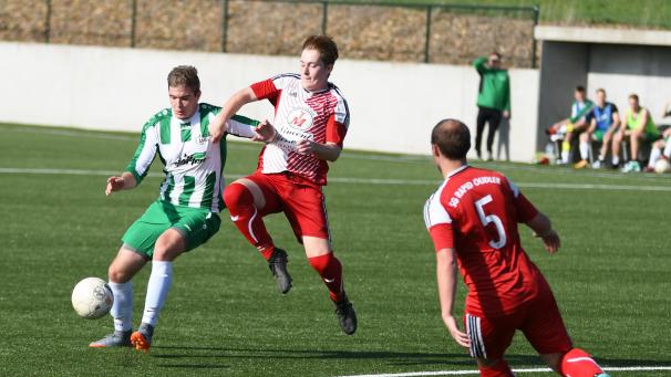 <p>Jonas Boveroux (r.) und die SG Rapid Oudler konnten die Niederlage gegen Bellevaux abwenden.</p>