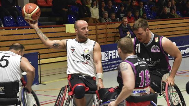 <p>Nach der Heimspielpleite im Hinspiel zeigten sich die Roller Bulls im Rückspiel bei den Rhine River Rhinos stark verbessert.</p>