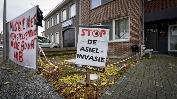 <p>In Grote-Spouwen weisen seit Wochen Schilder und Plakate darauf hin, dass die Bürger kein Asylzentrum in ihrer Gemeinde haben wollen.</p>