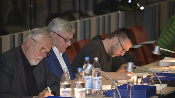 <p>Camille Kerger, Thomas Krämer und Dieter Staelens (v.l.) lassen den Chören ihre ausführlichen Bemerkungen zukommen. Dies als Anreiz, sich zu verbessern.</p>