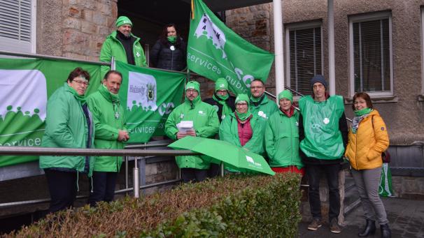 <p>Vertreter derr CSC-Gewerkschaft hatten sich am Dienstag am Eingang der Klinik Königin Astrid in Malmedy postiert. Sie verteilten Flugblätter an Passanten.</p>
