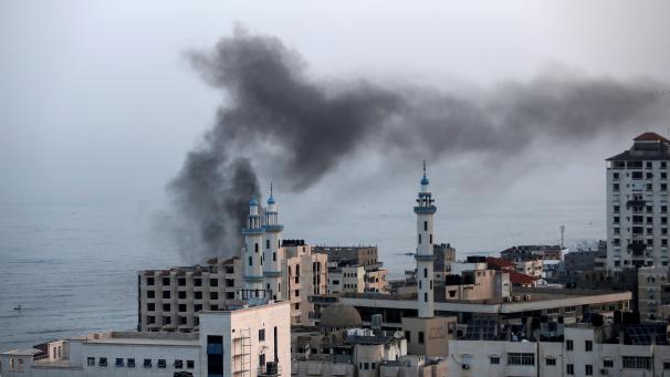<p>Rauch steigt nach einem Raketenangriff über der Stadt Gaza auf.</p>