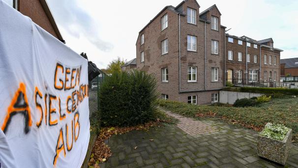 <p>Die Ablehnung eines Asylzentrums in Bilzen nimmt inakzeptable Formen bis hin zur Brandstiftung an.</p>