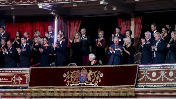 <p>Während William und Kate sich einen Balkon mit Queen Elizabeth II., Prinz Charles und Herzogin Camilla teilten, saßen Harry und Meghan etwas weiter weg.</p>
