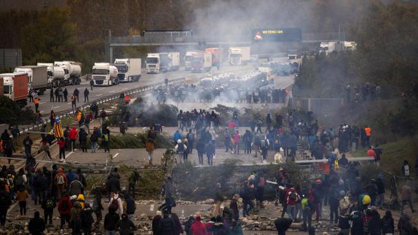 <p>Die katalanische und nationale Polizei drängen Befürworter der katalanischen Unabhängigkeit zurück, die eine Hauptverkehrsstraße in Girona blockieren.</p>