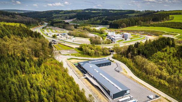<p>Im neuen Motorpark in Stavelot-Blanchimont, nur einen Steinwurf von der Rennstrecke entfernt, hat RSR Spa seine moderne Infrastruktur (vorne im Bild) errichtet.</p>