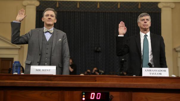 <p>William Taylor (r.), geschäftsführender US-Botschafter in der Ukraine, und George Kent (l.), Diplomat im US-Außenministerium, werden vor ihrer Aussage vor dem US-Kongress vereidigt.</p>