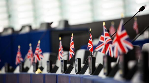 <p>Kleine Flaggen des vereinigten Königreichs stehen auf den Tischen von Abgeordneten der Brexit-Partei im Plenarsaal des Europäischen Parlaments.</p>