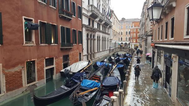 <p>Hochwasser in Venedig: Anwohner waten durch eine überflutete Straße.</p>