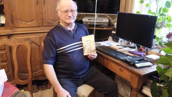 <p>Bernard Roehl mit seinem Buch „Ahfjevahren“: Es beinhaltet 60 Kolumnen, geschrieben in Büllinger Platt.</p>