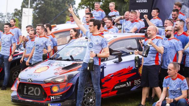 <p>Mit Champagner feierte das gesamte Rallyeteam von Hyundai Motorsport in Coffs Harbour den Hersteller-WM-Titel.</p>