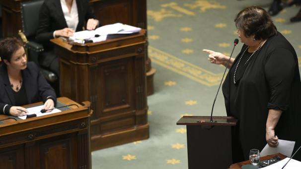 <p>Maggie De Block (r.) weist im Plenum mit dem Finger auf den Vlaams Belang (hier die Abgeordnete Annick Ponthier) als „Brandstifter dieser Gesellschaft“</p>