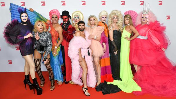 <p>Die Sängerin Conchita Wurst (M.) und die teilnehmenden Dragqueens stehen bei der Premiere der neuen Show „Queen of Drags“ von ProSieben auf dem roten Teppich.</p>