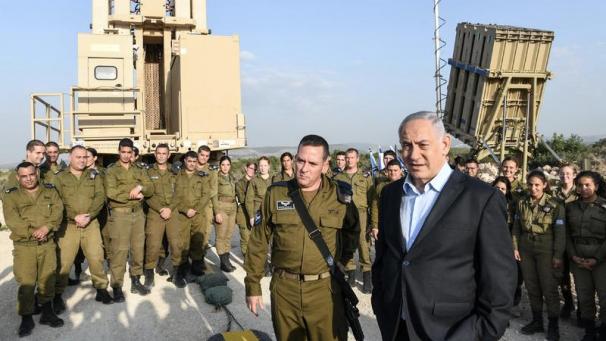 <p>Benjamin Netanjahu (vorne, r.), Premierminister von Israel, steht mit Ran Kochav (vorne, l.), Kommandant der israelischen Armee, vor israelischen Soldatenwährend seines Besuchs beim Raketenabwehrsystems Iron Dome.</p>