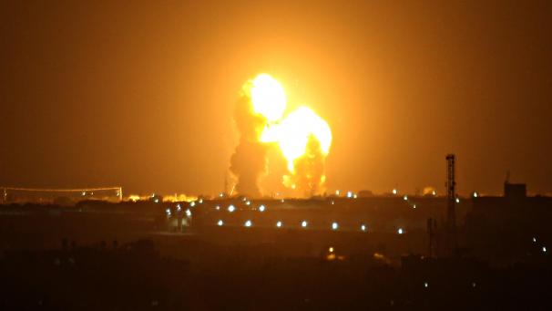 <p>Nach einem Luftangriff stieg am frühen Freitagmorgen ein Feuerball über der Stadt Khan Yunis im Gazastreifen auf.</p>