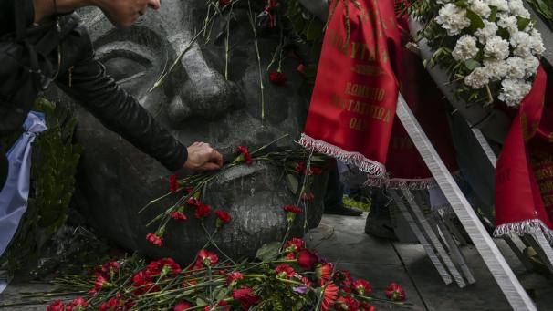 <p>Am Samstag versammelten sich viele Menschen um das Monument zur Gedenken der Opfer von 1973 und legten Blumen nieder.</p>