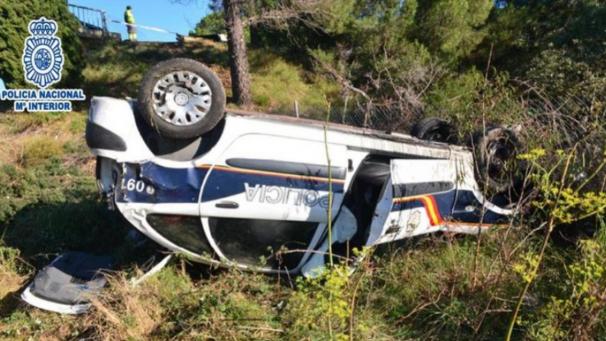 <p>Die Polizisten kamen während der Verfolgungsjagd von der Fahrbahn ab, wurden aber nur leicht verletzt.</p>