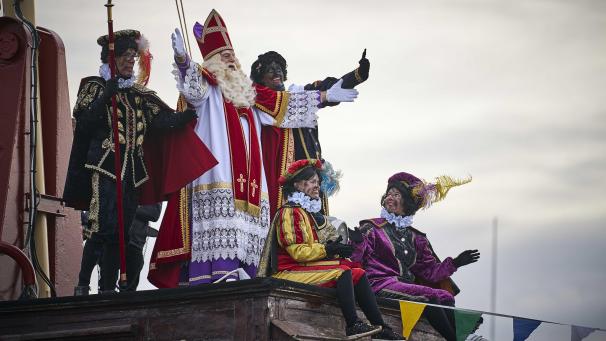 <p>Das Schiff mit dem niederländischen Nikolaus „Sinterklaas“ und dem Schwarzen Peter „Zwarte Piet“ kommt im Hafen von Scheveningen an.</p>