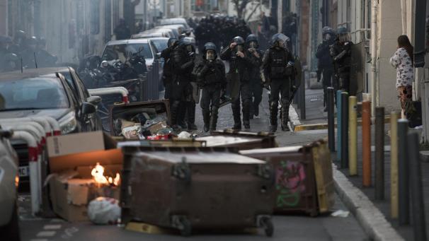 <p>Die Polizei nähert sich einer Barrikade, die von Demonstranten während eines „Gelbwesten“-Protestes errichtet wurde.</p>