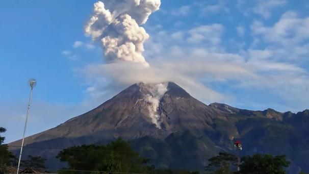 <p>Der Vulkan Merapi speit Aschewolken.</p>