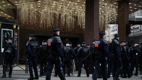 <p>Polizeibeamte vor dem Einkaufszentrum Lafayette in Paris.</p>