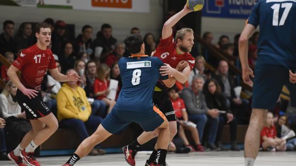 <p>Eynattens erfolgreichste Werfer am Samstagabend: Raphaël Kötters (links/10 Tore) und der ballführende Eric Vreven, der sich sechsmal in die Torschützenliste eintrug.</p>