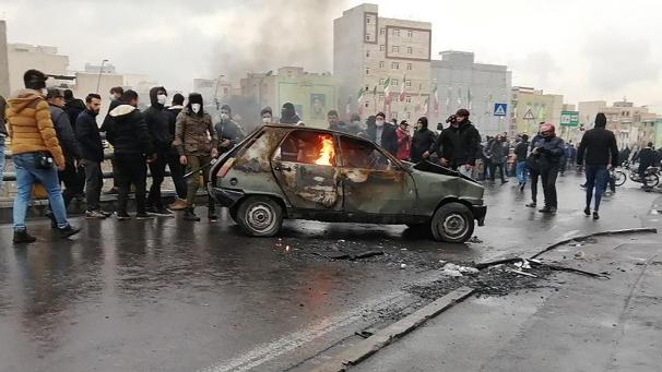 <p>Demonstranten stehen um ein brennendes Auto in der Hauptstadt Teheran.</p>