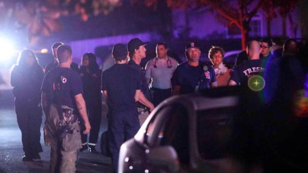 <p>Einsatzkräfte von Polizei und Feuerwehr stehen auf einer Straße. Vier Menschen sind im US-Staat Kalifornien in einem Garten von einem Unbekannten erschossen worden.</p>