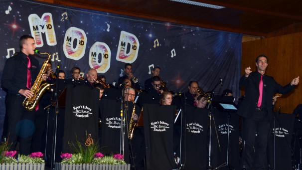<p>Mit brillanter Technik und großer Leidenschaft ließen die 25 Musiker der Roer’s Echoes Brass Band unter Bandleader Pascal Peiffer den Funken der Begeisterung auf das Publikum überspringen.</p>