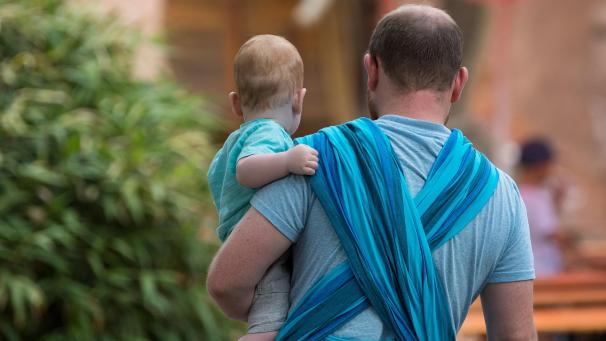 <p>Ein Mann hält ein Baby auf dem Arm. Hat sich die Rolle des Mannes in der Gesellschaft verändert?</p>