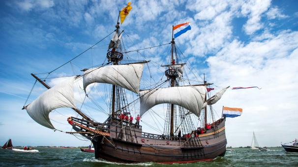 <p>Das nachgebaute Segelschiff „Halve Maen“ der Vereinigten Ostindischen Compagnie (VOC) segelt in den Hafen der historischen Seefahrerstadt Hoorn. In den Niederlanden wird in letzter Zeit verstärkt über die Kolonialvergangenheit diskutiert.</p>