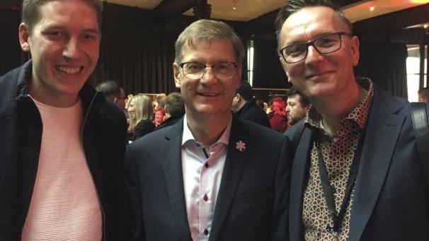 <p>Unsere Aufnahme zeigt die ostbelgischen Sterneköche Gary Kirchens (La Villa Lorraine, links) und Eric Pankert (Zur Post, rechts) mit dem General Manager des Guide Michelin, Marc Roosens.</p>