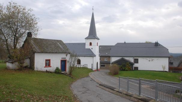<p>Der Aufenthaltscharakter des Dorfzentrums von Herresbach (links erkennt man das alte Backhaus) soll gesteigert werden.</p>