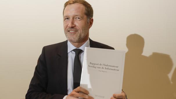<p>Paul Magnette legte dem König einen 50-seitigen Bericht mit den Prioritäten für die nächste Regierung vor, auf die sich zehn Parteien geeinigt haben.</p>