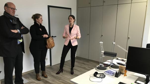 <p>Ministerin Isabelle Weykmans (Zweite von links) bei ihrem Besuch in Prüm.</p>