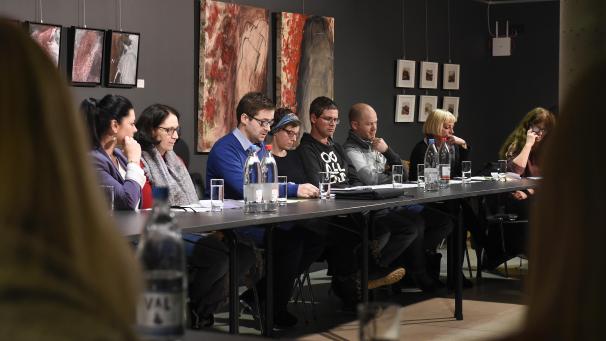 <p>Frédéric Krickel (Bildmitte, im blauen Pullover) stellte den ambitionierten Forderungskatalog vor.</p>