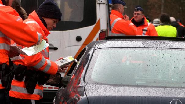 <p>Die Zahl der Fahrer, die sich unter Alkoholeinfluss ans Steuer setzen, ist zwar rückläufig, erreicht aber besonders wochentags hohe Werte.</p>