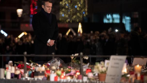 <p>Emmanuel Macron, Staatspräsident von Frankreich, steht vor brennenden Kerzen. Die Zahl der weltweiten Terroropfer ist im vergangenen Jahr das vierte Mal in Folge gesunken.</p>
