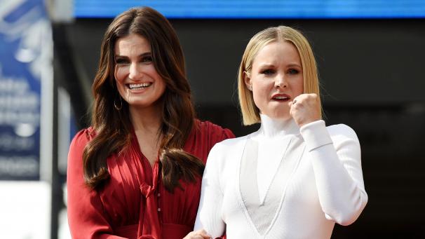 <p>Die Schauspielerinnen Idina Menzel (l.) und Kristen Bell stehen gemeinsam während einer Doppelsternzeremonie auf dem Hollywood Walk of Fame.</p>