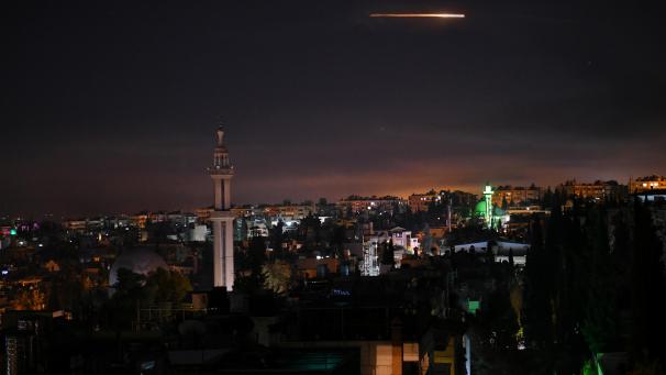 <p>Damaskus: Die syrische Luftabwehr reagiert auf ausländische Raketenangriffe über der Hauptstadt. Die israelische Luftwaffe hat in der Nacht zum Mittwoch nach eigenen Angaben Dutzende militärische Ziele in Syrien angegriffen.</p>